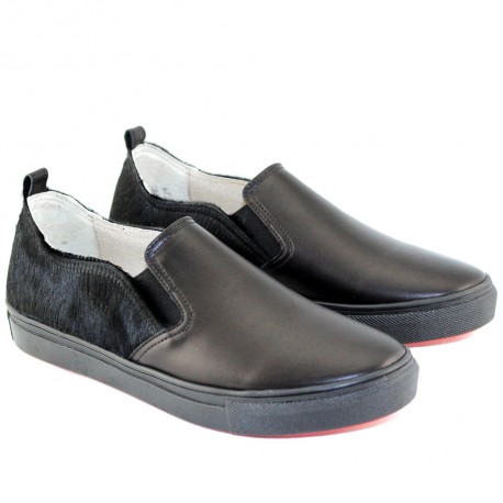 Pantofola nera con pony